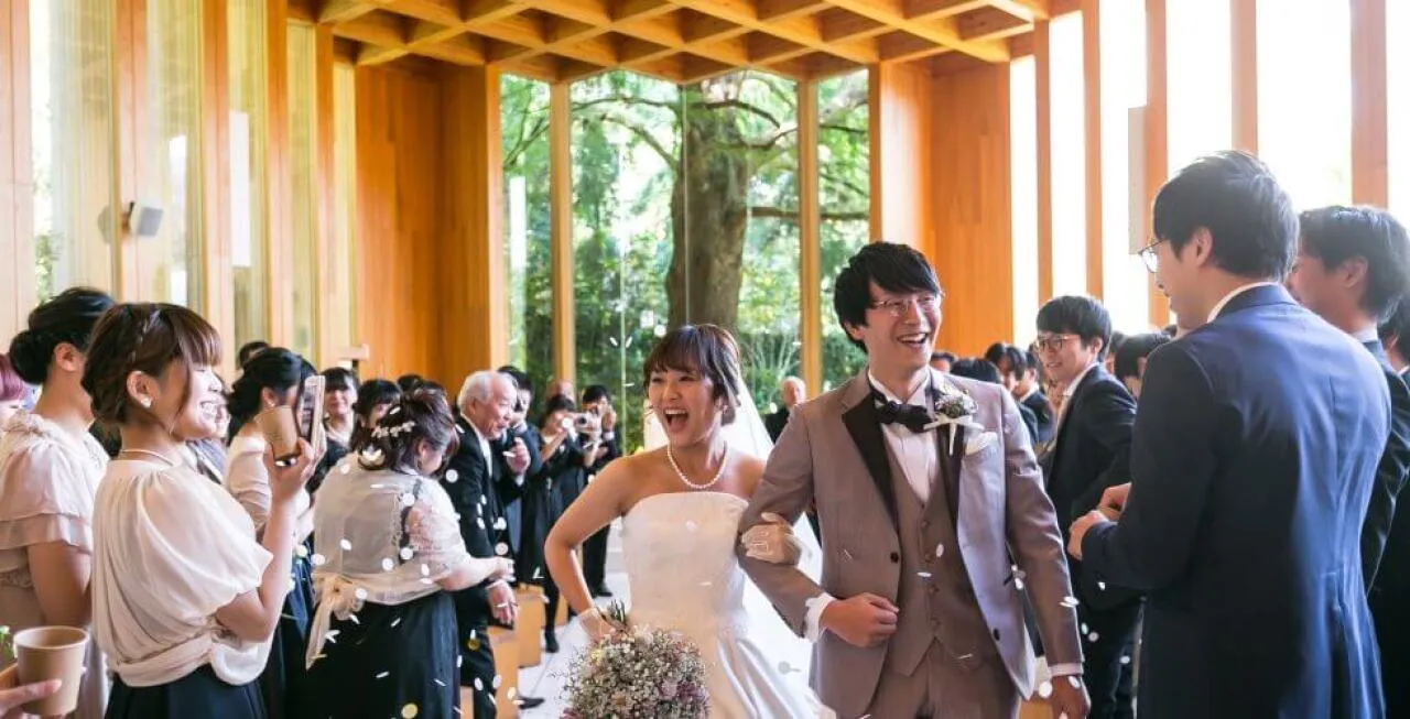 ゲストの祝福の中披露宴会場へ